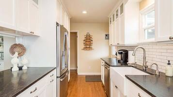 雪櫃、微波爐、焗爐、爐具