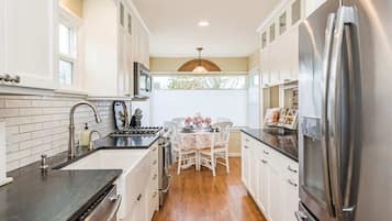 雪櫃、微波爐、焗爐、爐具