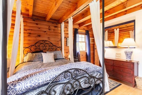 3 makuuhuonetta, työpöytä, silitysrauta/-lauta, vauvan matkasänky