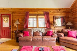 智能电视、壁炉、DVD 播放器、桌上足球