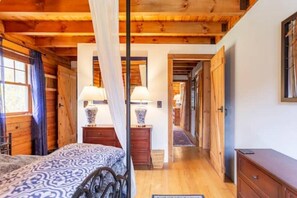3 slaapkamers, een bureau, een strijkplank/strijkijzer, reisbedje