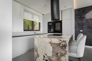 Kjøleskap, mikrobølgeovn, ovn og kokeplater