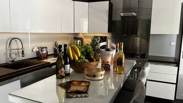 Een koelkast, een microgolfoven, een oven, een kookplaat