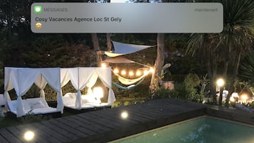 Een binnenzwembad en een buitenzwembad