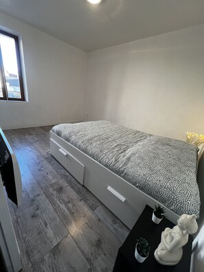 1 chambre, fer et planche à repasser, Wi-Fi, draps fournis