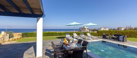3 Bedroom Villa with Sea View and Private Swimming Pool | Terrasse/patio