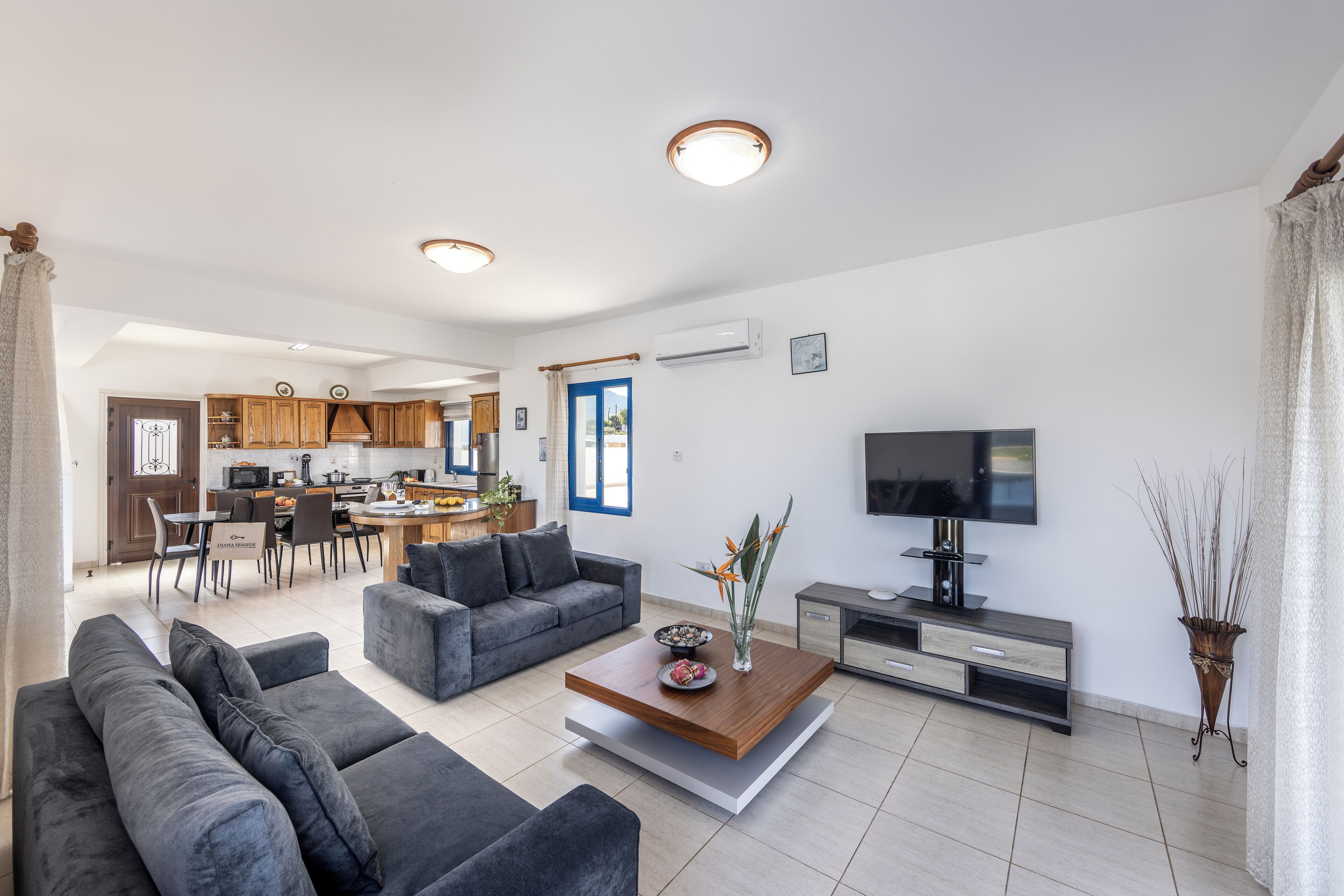 3 Bedroom Villa with Sea View and Private Swimming Pool | Makan di kamar