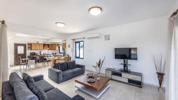 3 Bedroom Villa with Sea View and Private Swimming Pool | Makan di kamar