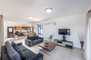 3 Bedroom Villa with Sea View and Private Swimming Pool | In-room dining