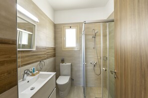 4 Bedroom Villa with Private Swimming Pool | Bathroom | Free toiletries, hair dryer, towels, soap - Diana Seaside Villas (Pomos)