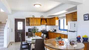 3 Bedroom Villa with Sea View and Private Swimming Pool | Dapur pribadi | Lemari es besar, microwave, oven, dan kompor