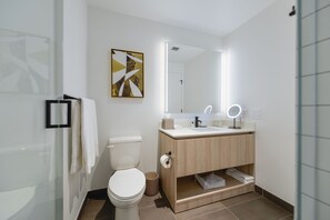 Deluxe-lejlighed | Badeværelse | Bruser, brusehoved med spredningseffekt, hårtørrer, håndklæder