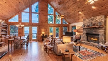 Smart-TV, peis og bøker