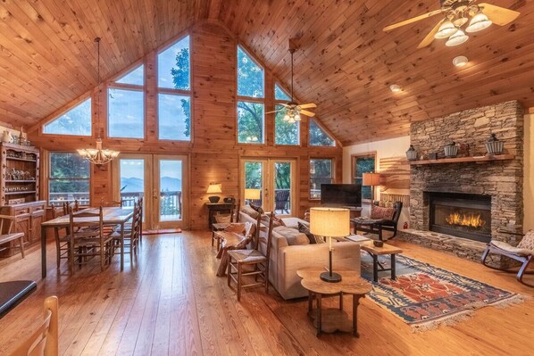 Smart-TV, peis og bøker