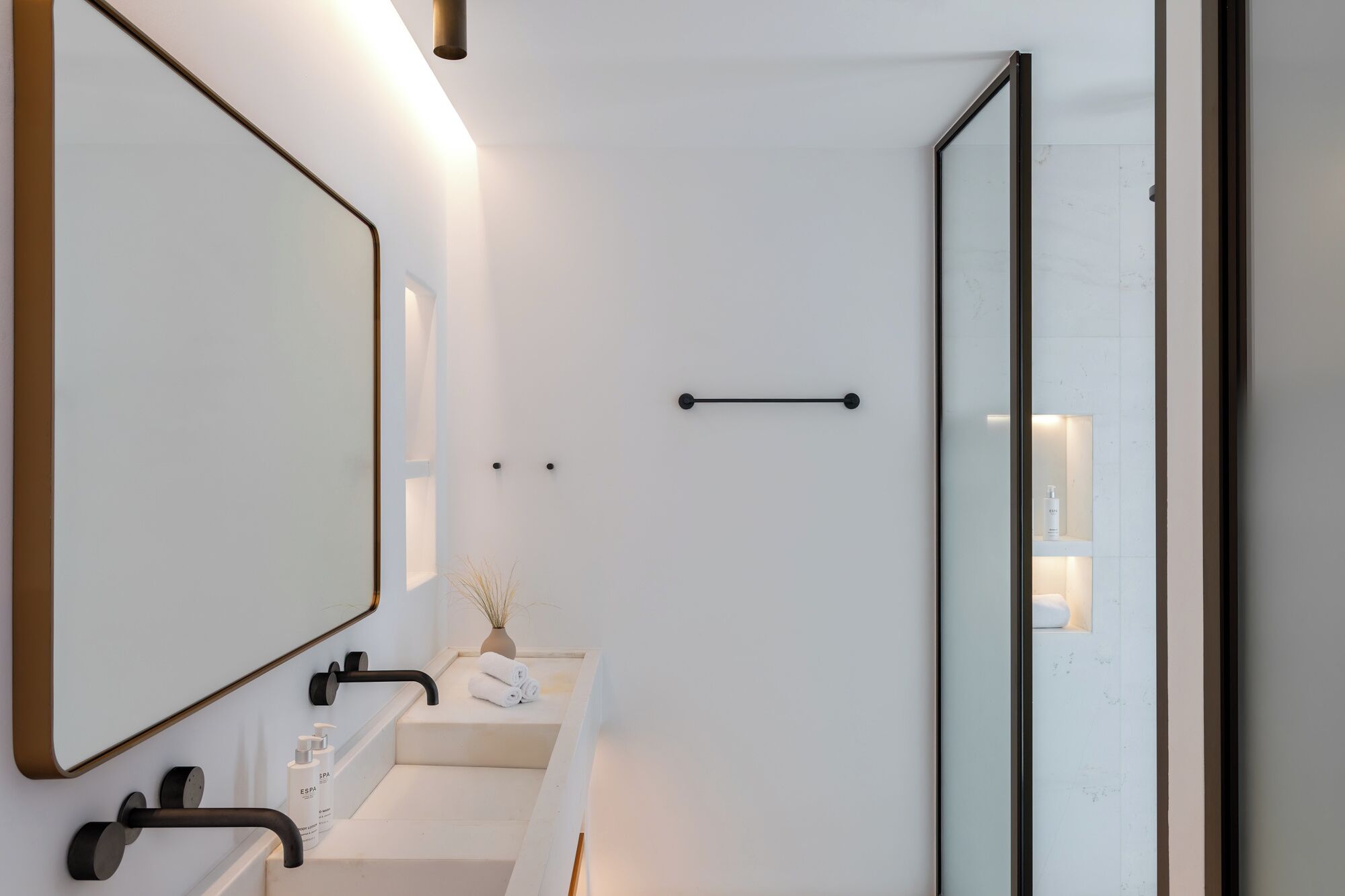 Chuveiro, chuveiro com efeito de chuva, produtos de toalete grátis 