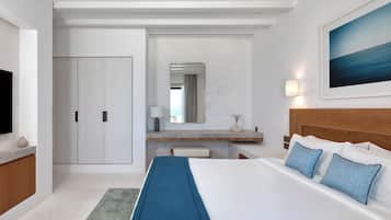 Une chambre d’hôtel moderne équipée d’un grand lit, d’une télévision à écran plat, d’un bureau et d’une salle de bain.