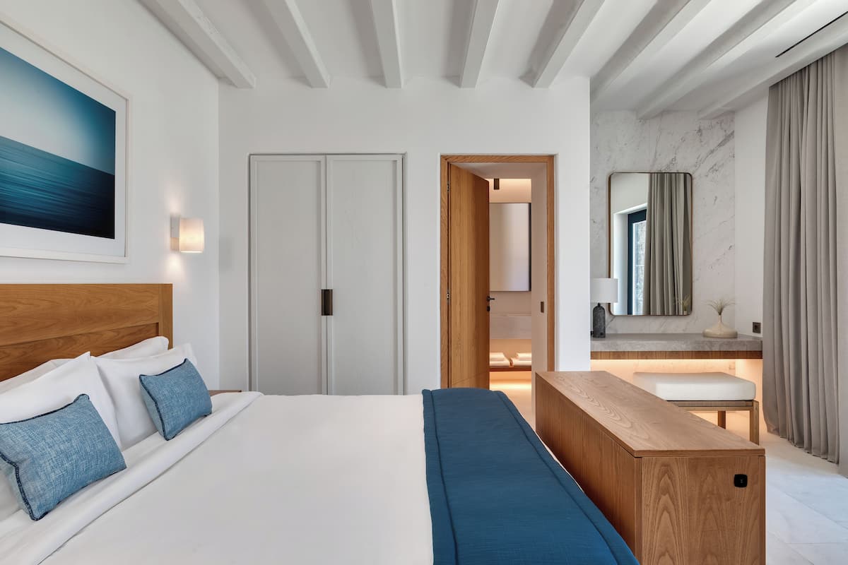1 bedroom, Frette Italian sheets, premium bedding, down comforters