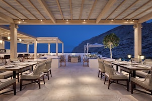 2 restaurants, breakfast served