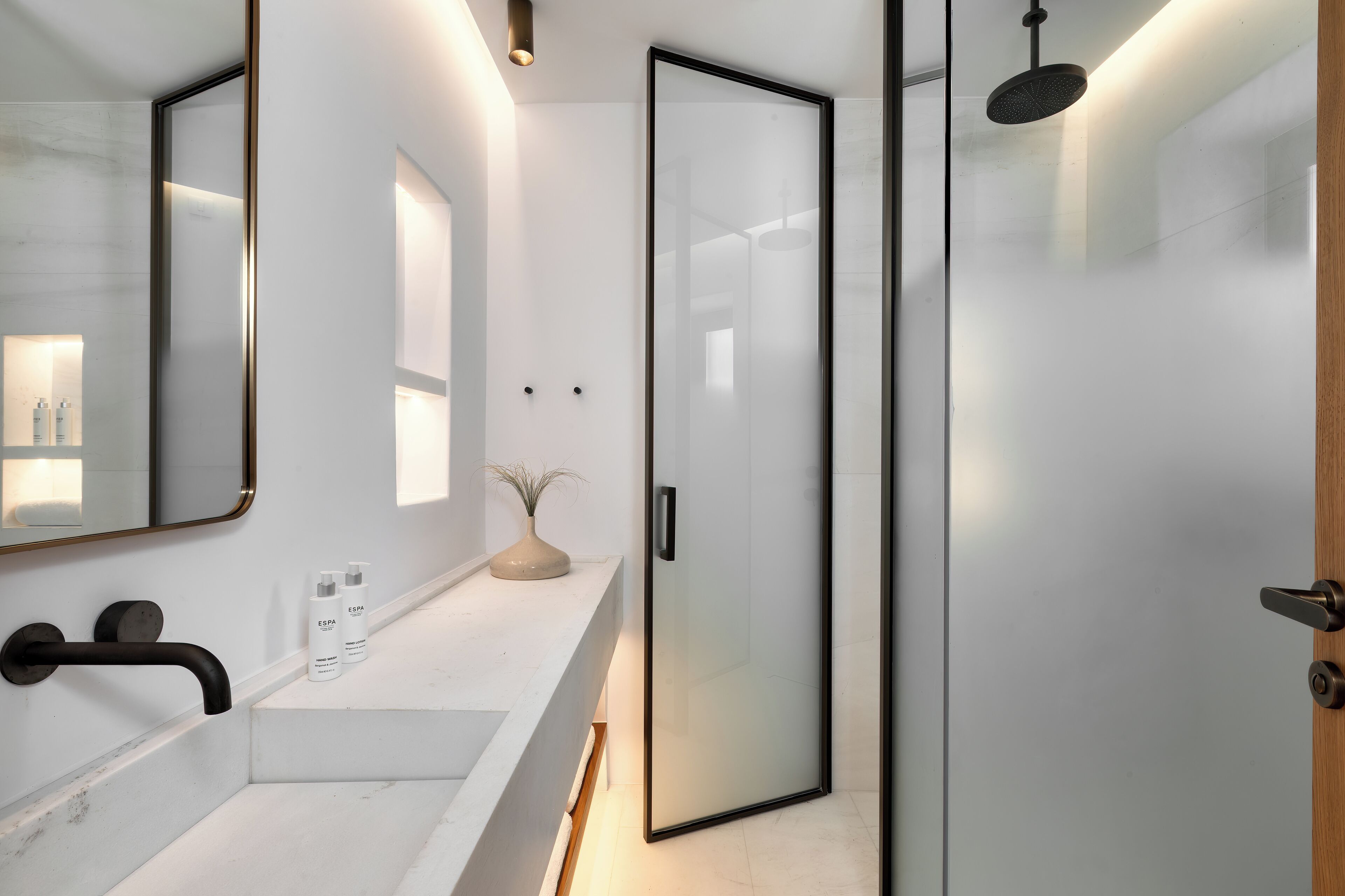 Suite, piscina privada, vistas al mar (Maisonette) | Baño | Ducha y cabezal de ducha tipo lluvia