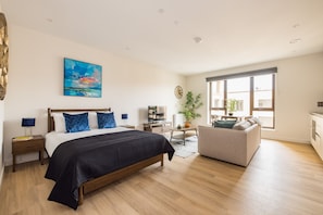 Escritorio, tabla de planchar con plancha, wifi gratis y ropa de cama