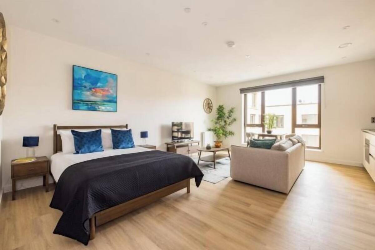 Desk, iron/ironing board, free WiFi, bed sheets
