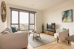 Apartamento, 1 habitación | Zona de estar | Smart TV de 40 pulgadas con canales digitales