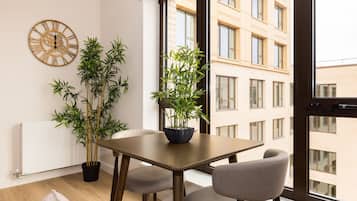 Studio Superior | Khu vực ăn uống tại phòng