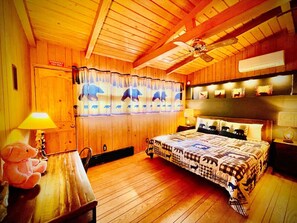 2 sovrum, värdeförvaringsskåp på rummet och skrivbord