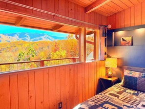 2 عدّة غرف نوم وخزنة داخل الغرفة ومكتب ومكواة/لوح كي