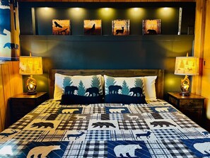 2 عدّة غرف نوم وخزنة داخل الغرفة ومكتب ومكواة/لوح كي