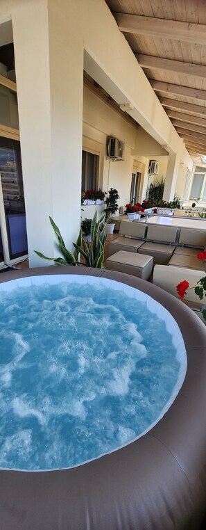 Bain à remous extérieur
