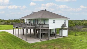 Exterior - Crystal Beach Haus: 3  BR, 2  BA House in Crystal Beach, Sleeps 12 (Crystal Beach)