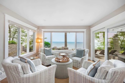 Juniper Presents: Magnificent Lakefront Vacay Home on the Beach