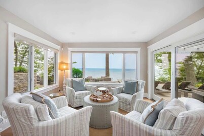 Juniper Presents: Magnificent Lakefront Vacay Home on the Beach