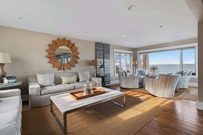 Een smart-tv en een open haard