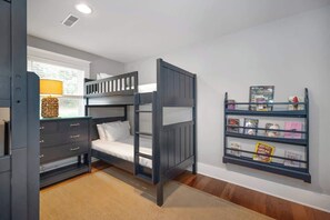 5 slaapkamers, een bureau, een strijkplank/strijkijzer, reisbedje