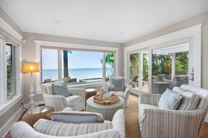 Een smart-tv en een open haard