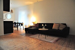 Familienapartment, Blick auf den Innenhof | Wohnbereich