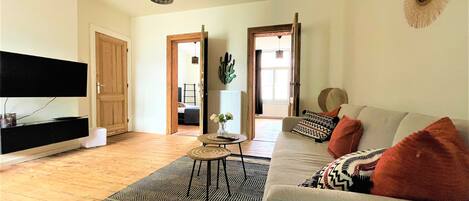 Apartamento familiar, 2 habitaciones, no fumadores, cocina | Zona de estar | Una Smart TV, Netflix, servicios de streaming