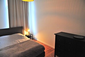 Apartament familiar, vistes al pati | Sala d'estar | Televisor intel·ligent, Netflix i serveis de streaming