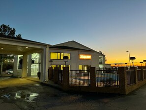 Fachada de la propiedad por la tarde o noche