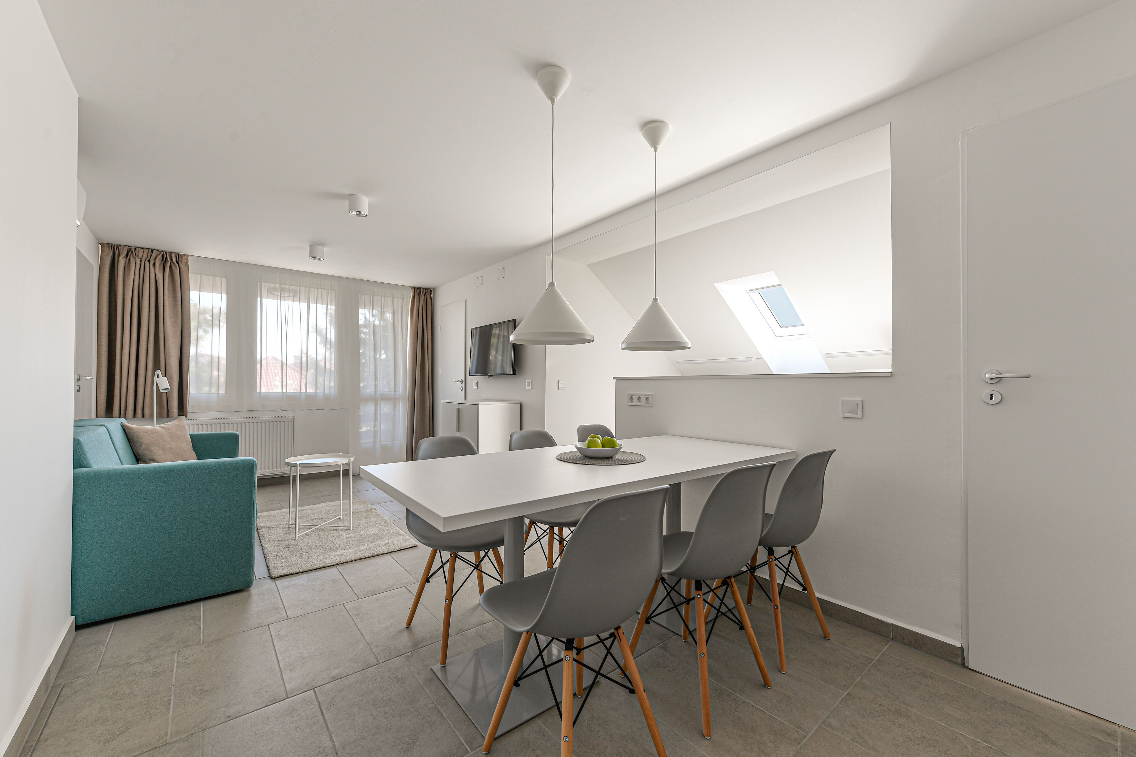 Familienapartment, Balkon | Wohnbereich | LCD-Fernseher