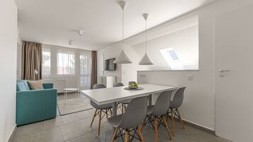 Familienapartment, Balkon | Wohnbereich | LCD-Fernseher