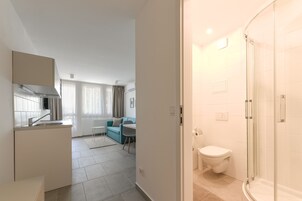 Apartamento Confort, balcón | Baño | Ducha, secador de pelo y toallas