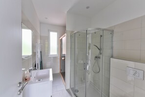Departamento Premium, patio | Baño | Regadera, secadora de cabello, toallas