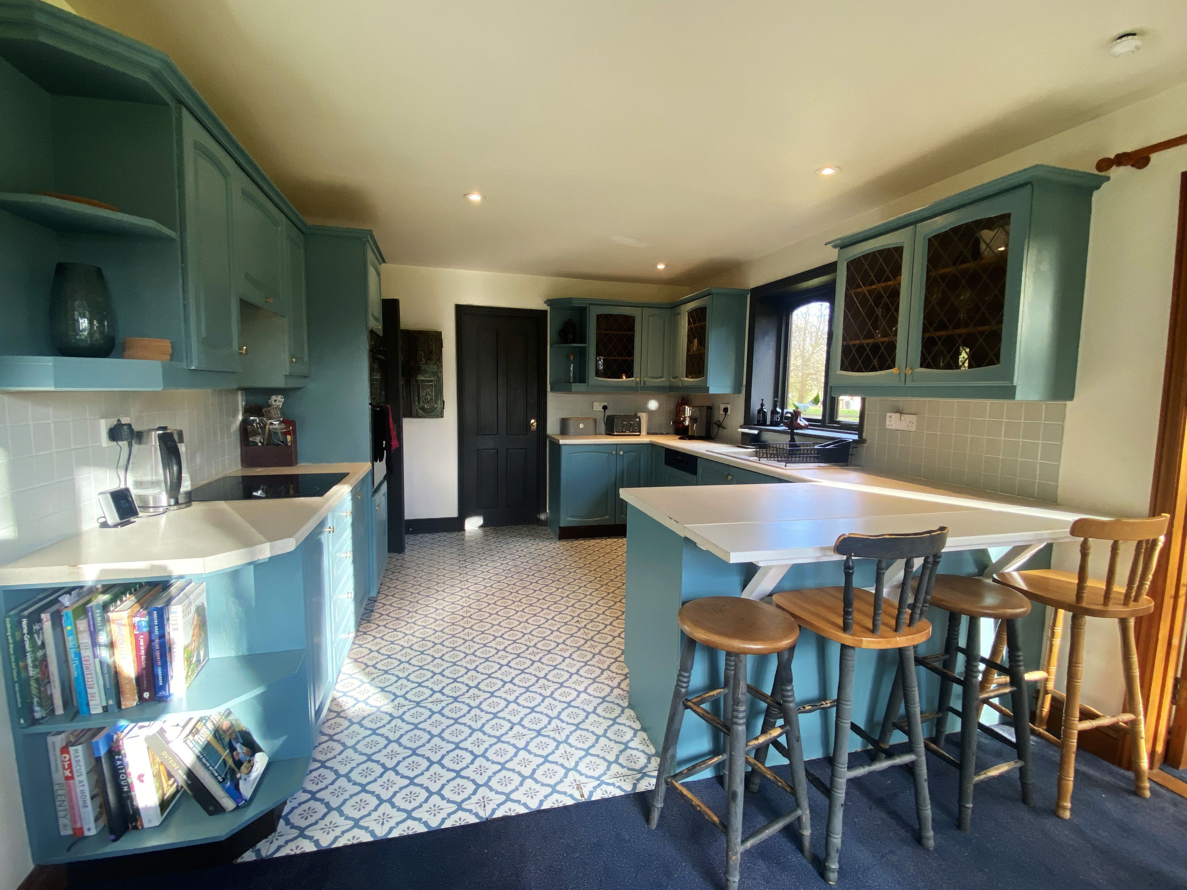 Lavavajillas, tetera eléctrica, tostadora y utensilios de cocina 