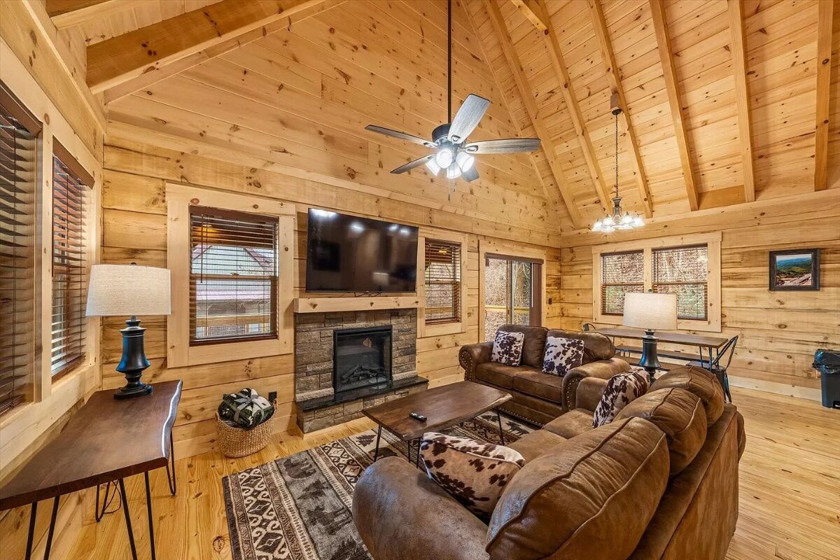 *Charming 2BD Cabin w\/ Hot Tub! POOL + Near Town*
