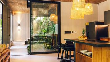 Villa de lujo, 3 habitaciones, alberca privada | Cocina privada | Refrigerador con congelador, microondas y parrilla de estufa