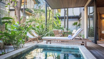 Deluxe Studio Suite, 1 Bedroom, Hot Tub, Garden View | Private spa tub