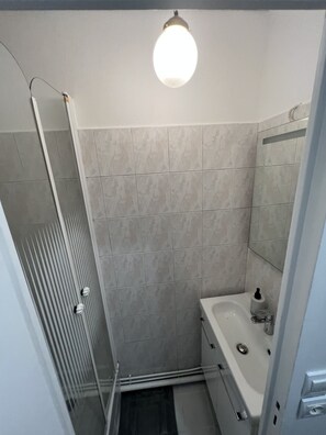 Hårføner, håndklær, såpe og toalettpapir